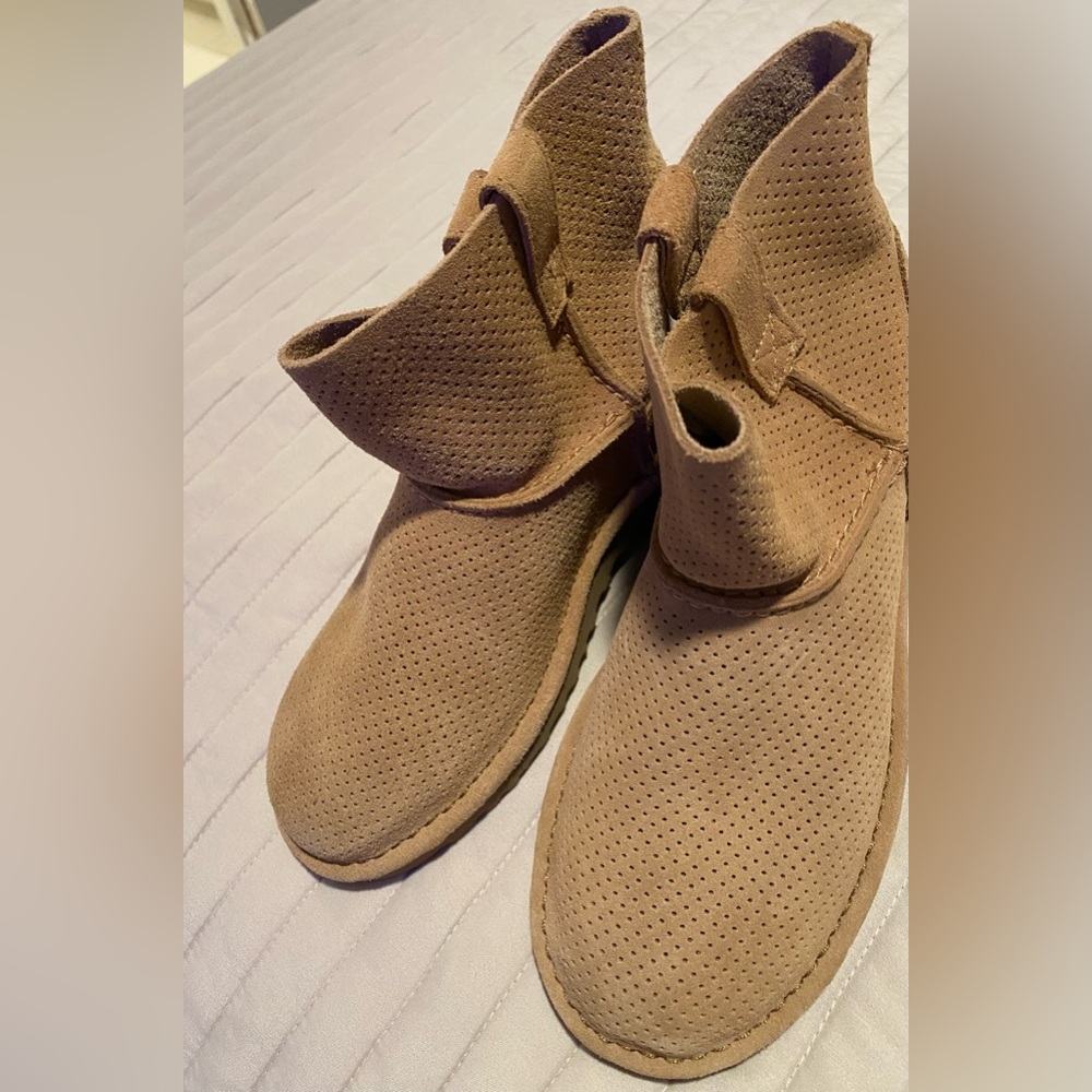 NWOT - UGG Mini Perf Tawny Suede Boot SZ.5
